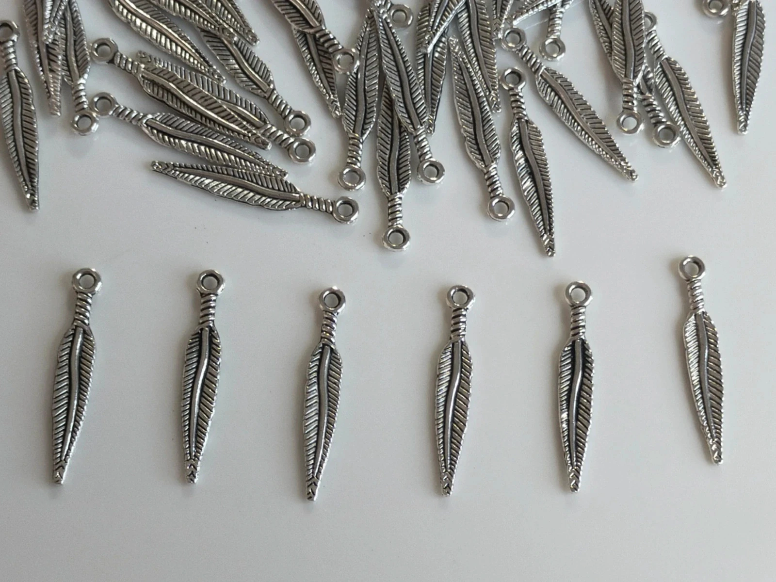 100 breloques charms plumes argentées 29mm en métal Lot n°6211 – photo 3